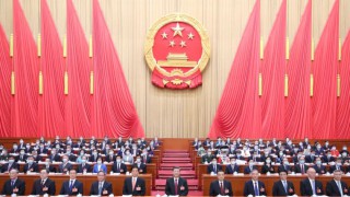 两会｜十四届全国人大一次会议在京开幕 习近平等在主席台就座